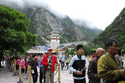 九寨溝單日游客破2萬，景區管理如何應對春游高峰？